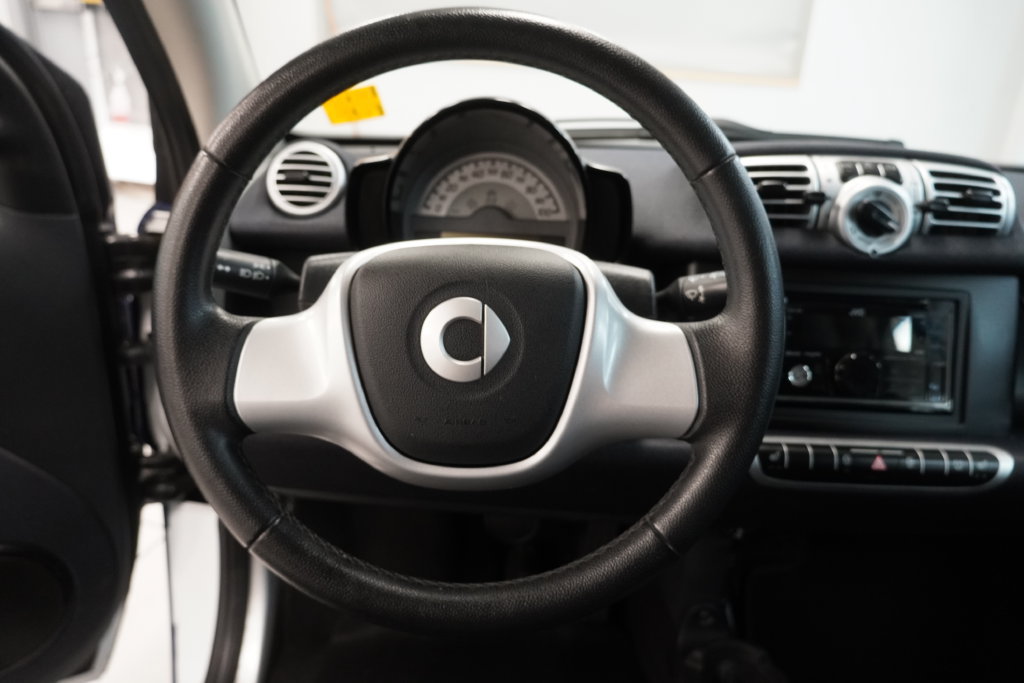 Used 2015 smart fortwo pure RWD image 14