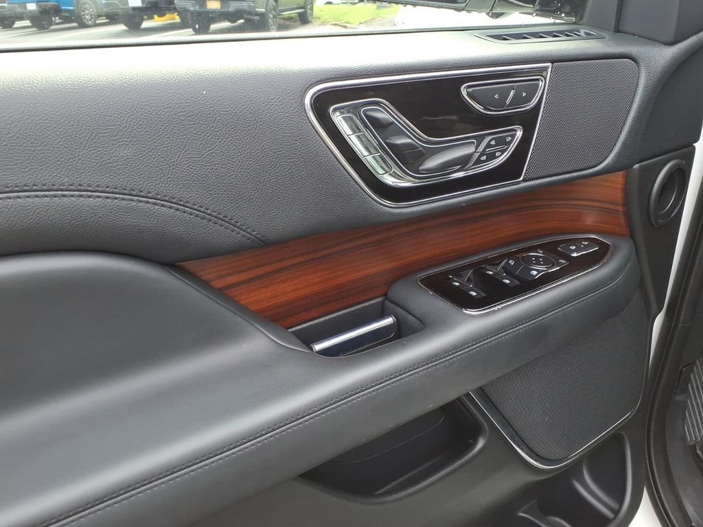 Used 2023 Lincoln Navigator L Reserve w/ Monochromatic Package AWD/4WD image 5