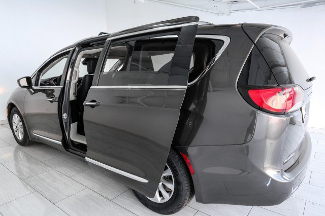Used 2019 Chrysler Pacifica Touring-L FWD image 43