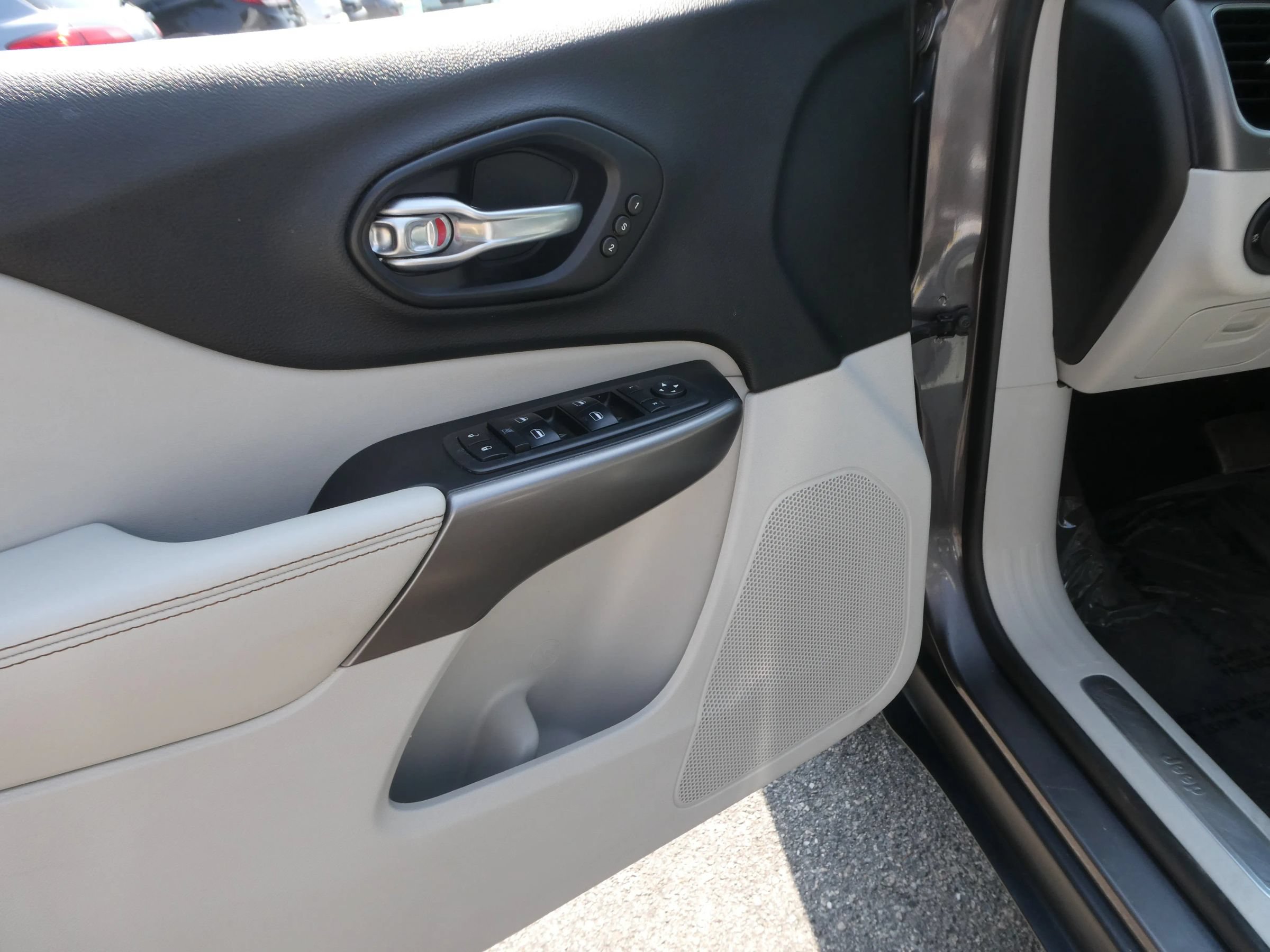 Used 2019 Jeep Cherokee Limited FWD image 14
