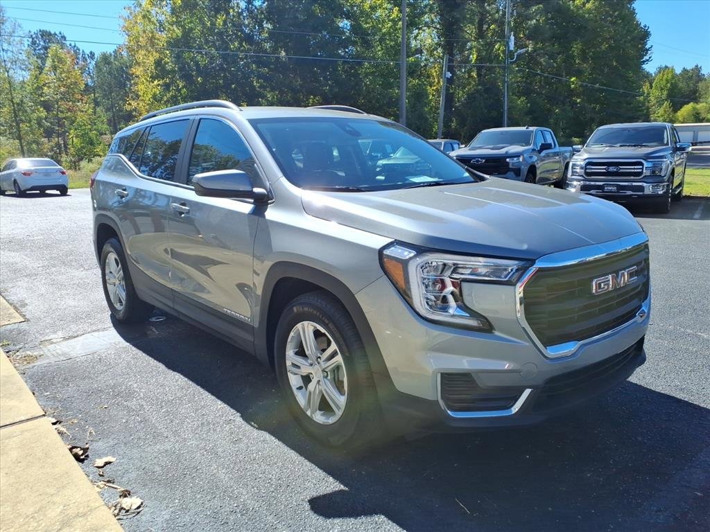 Used 2023 GMC Terrain SLE w/ Driver Convenience Package image 3