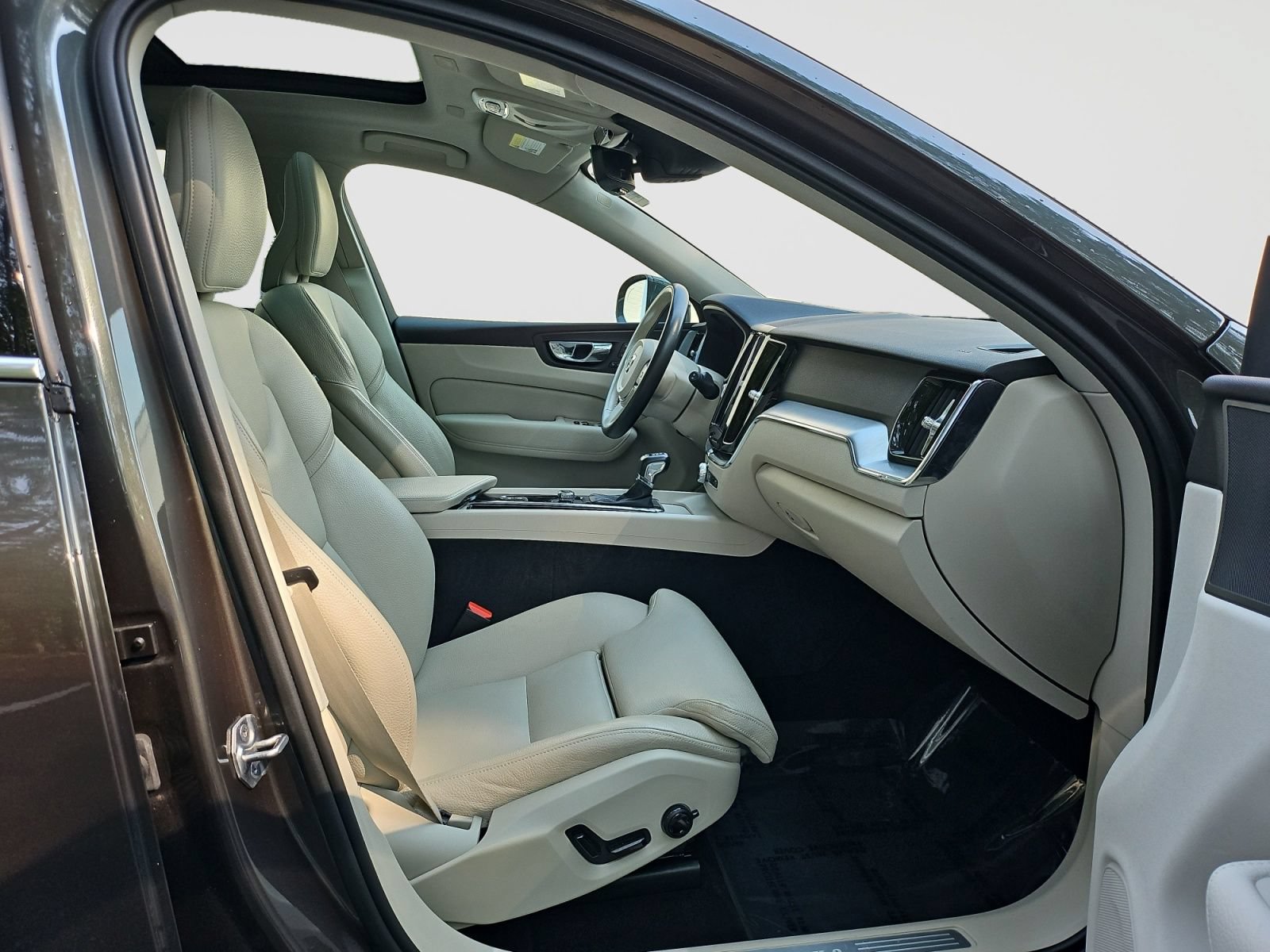 Used 2019 Volvo XC60 T5 Momentum w/ Premium Package FWD image 15