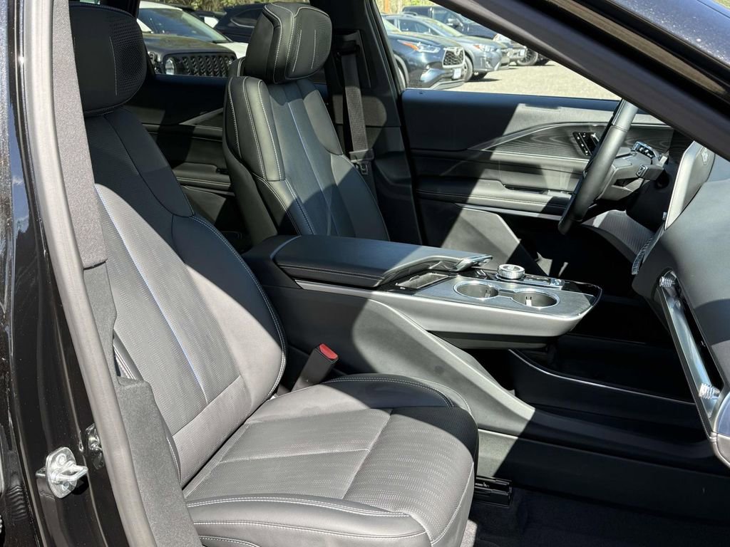 Used 2025 Cadillac Lyriq Sport image 9