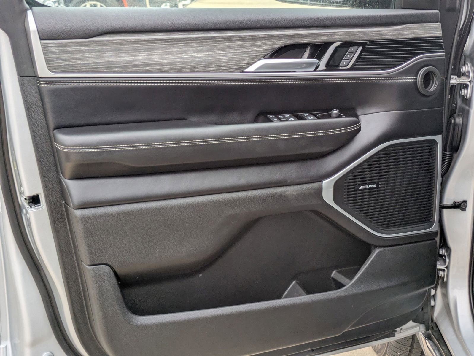 Used 2024 Jeep Wagoneer Series II w/ Flexible Seating Group image 11