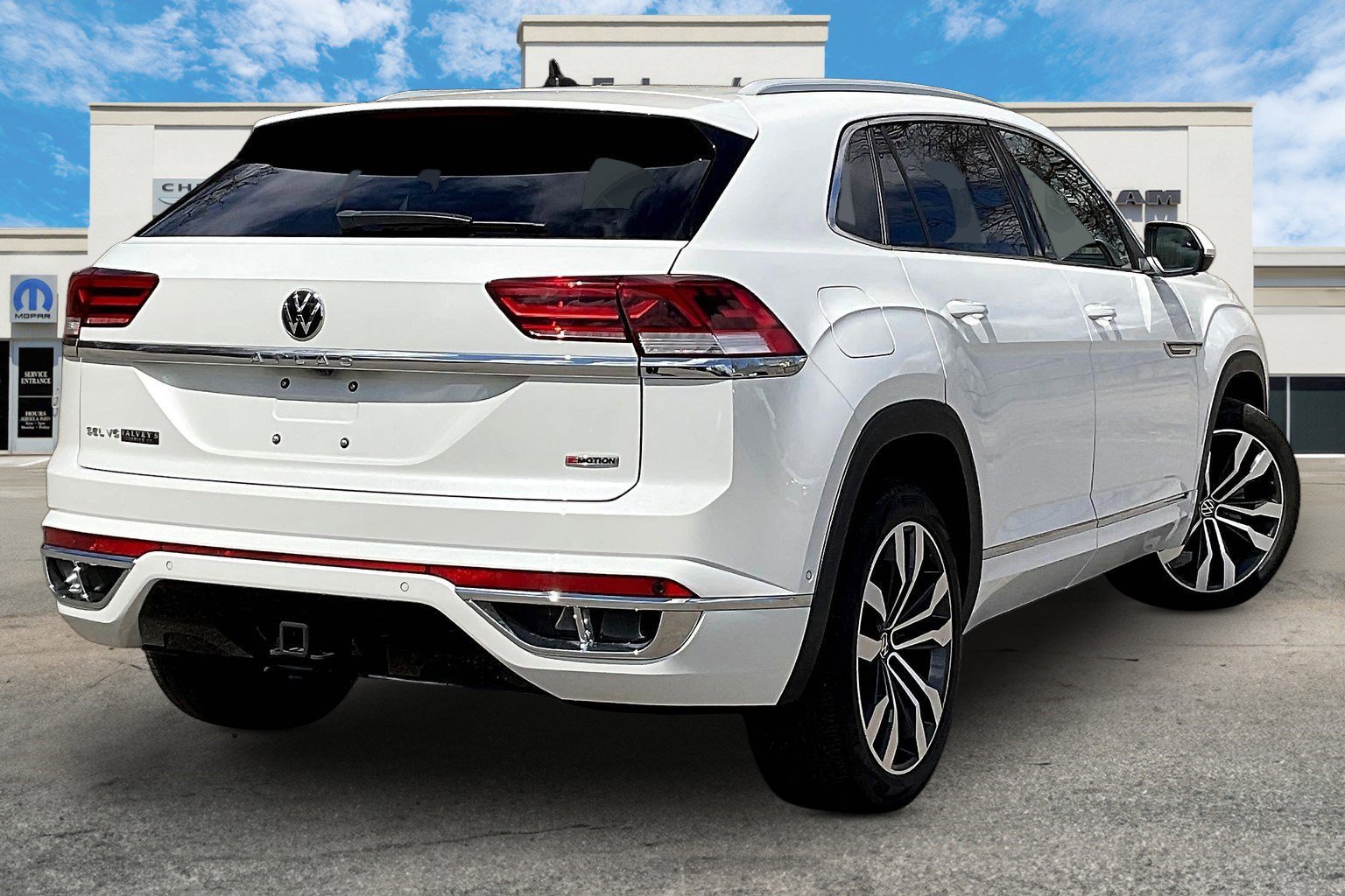 Used 2022 Volkswagen Atlas Cross Sport SEL Premium R-Line image 2
