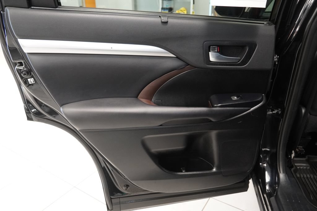 Used 2019 Toyota Highlander XLE AWD/4WD image 27