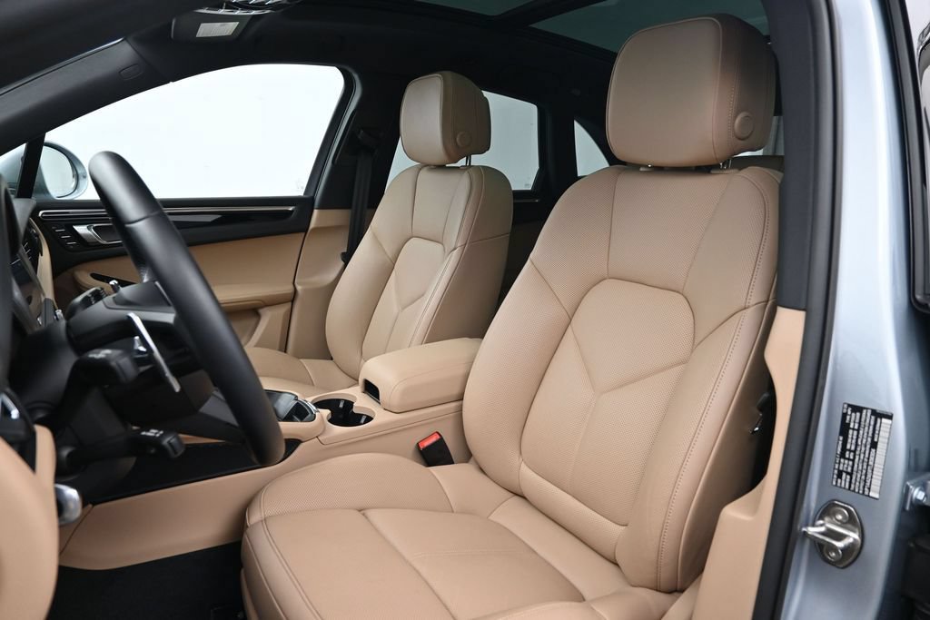 Certified 2026 Porsche Macan AWD/4WD image 5