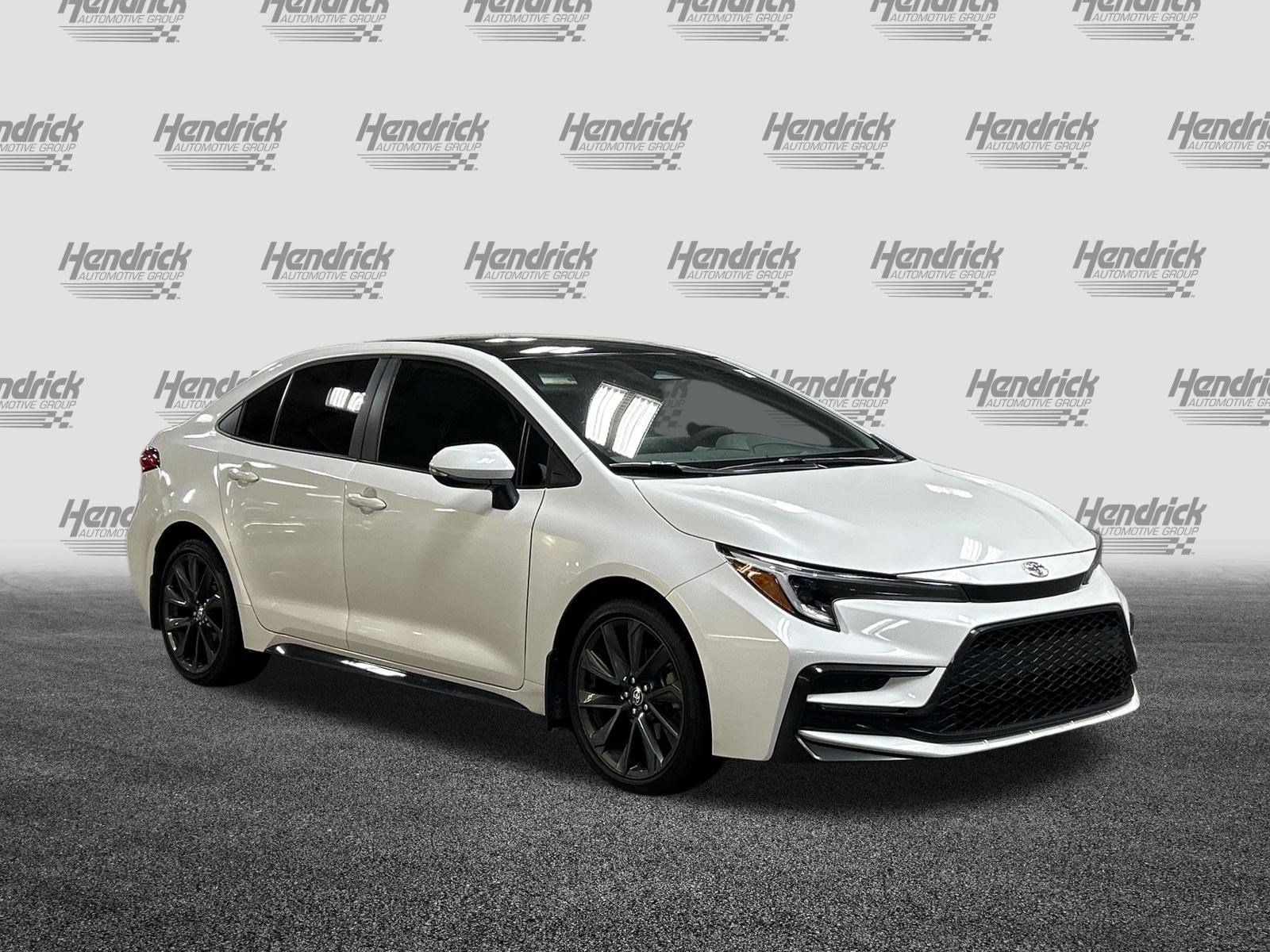 Used 2025 Toyota Corolla SE w/ Convenience Package FWD image 2