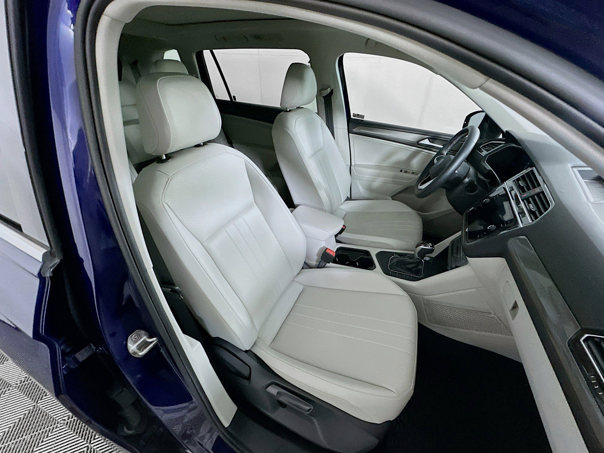 Used 2022 Volkswagen Tiguan SE w/ Panoramic Sunroof Package FWD image 31