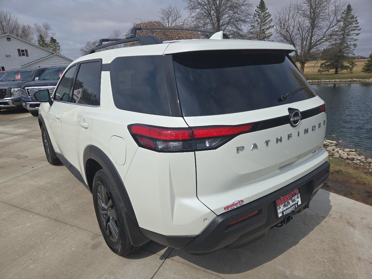 Used 2023 Nissan Pathfinder SV w/ SV Premium Package image 3