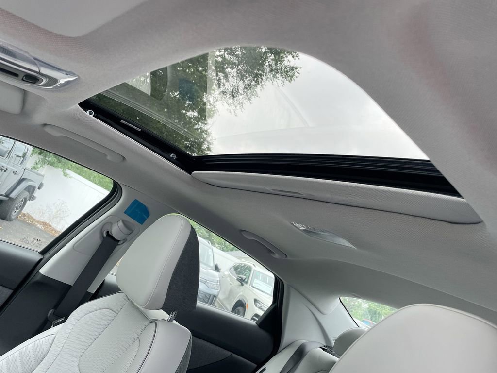 New 2025 Hyundai Elantra Limited image 47