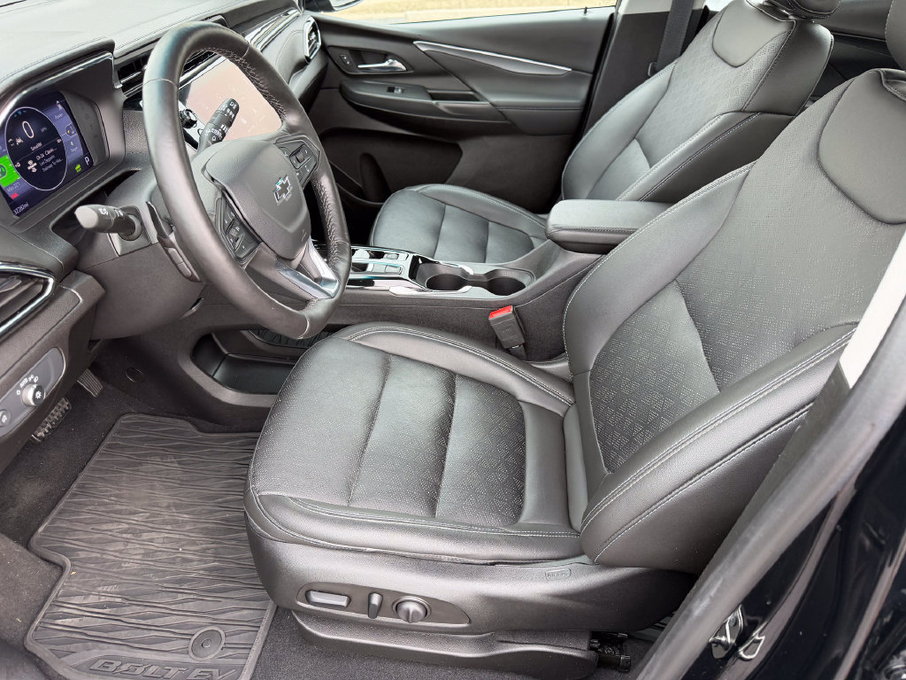 Used 2023 Chevrolet Bolt LT w/ Infotainment Package FWD image 3