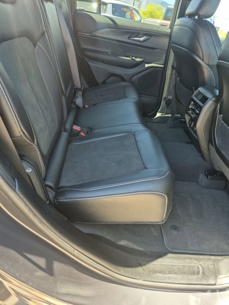 Used 2025 Jeep Grand Cherokee Altitude image 31