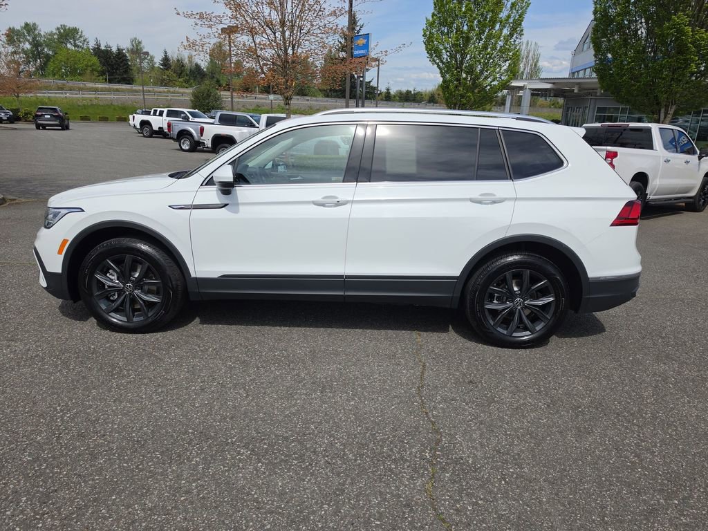 Used 2024 Volkswagen Tiguan SE AWD/4WD image 3