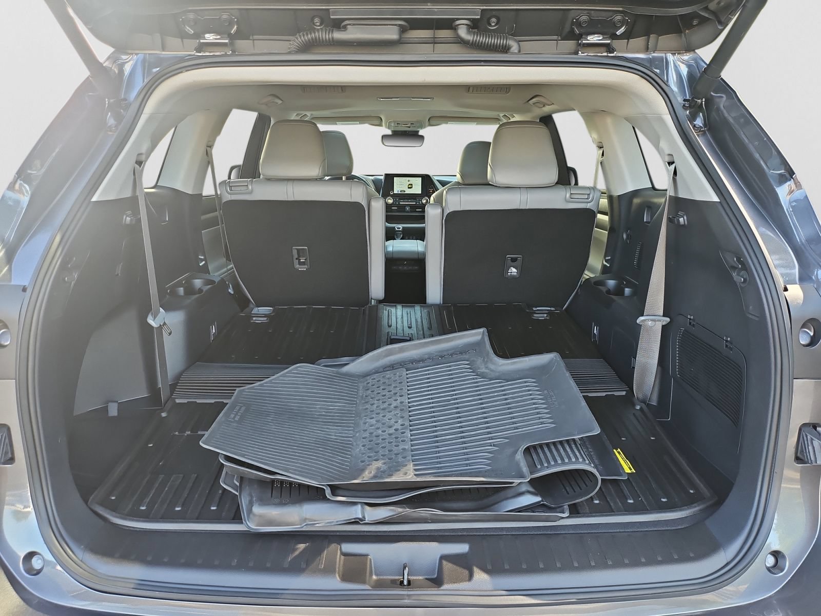 Used 2025 Toyota Highlander XLE FWD image 19