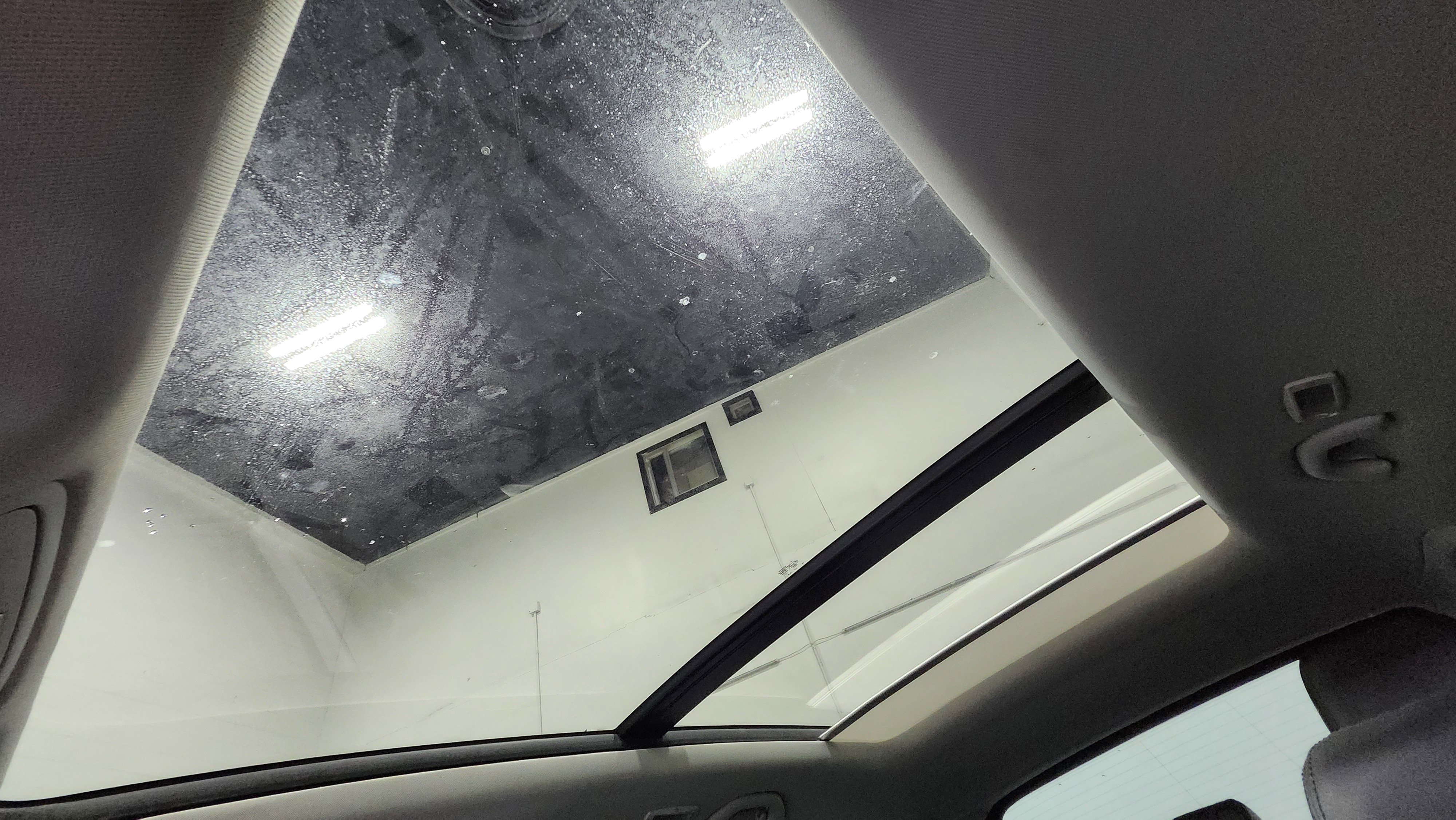 Used 2017 Volkswagen Tiguan SEL image 2