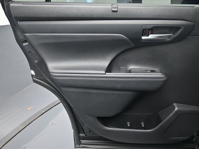 Used 2024 Toyota Highlander XLE FWD image 23