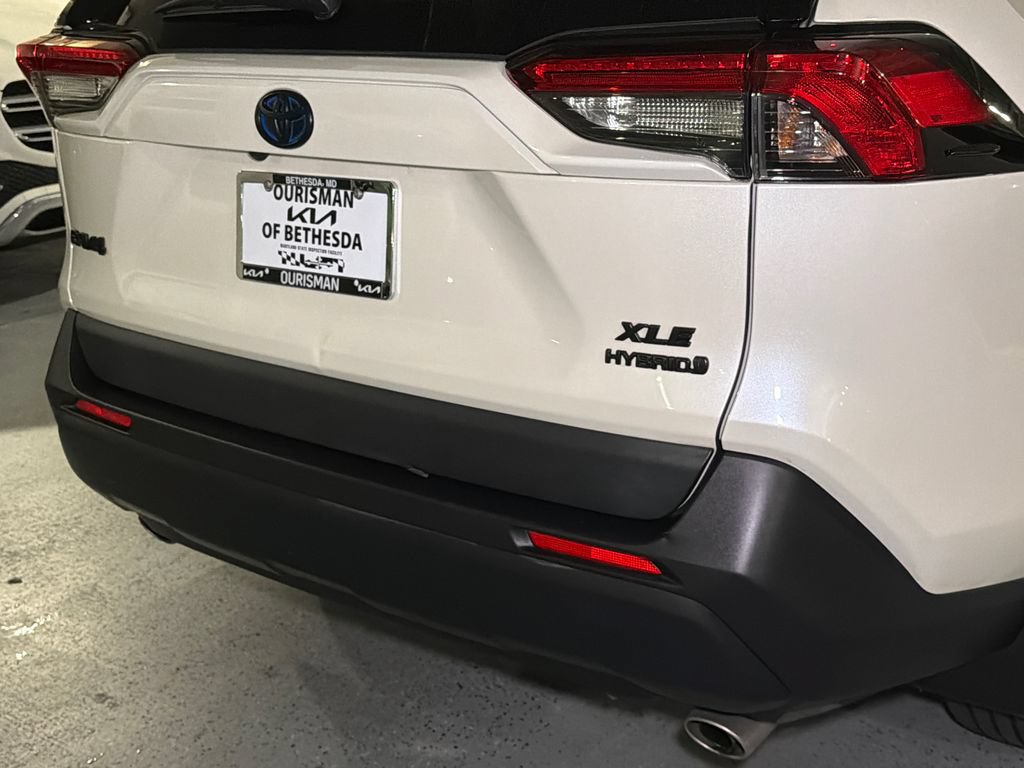 Used 2022 Toyota RAV4 XLE Premium AWD/4WD image 5