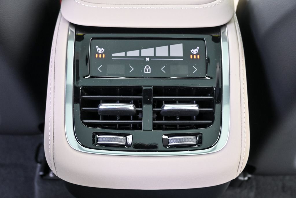 Certified 2026 Volvo XC90 B6 Plus w/ Protection Package Premier image 24