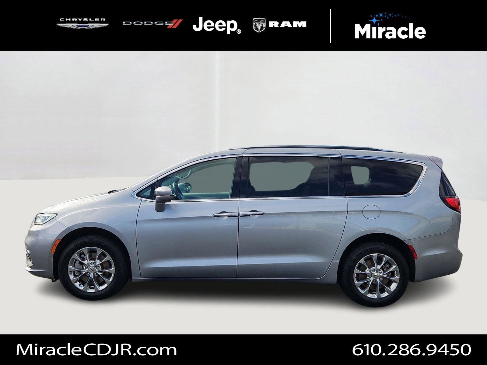 Certified 2021 Chrysler Pacifica Touring-L image 4