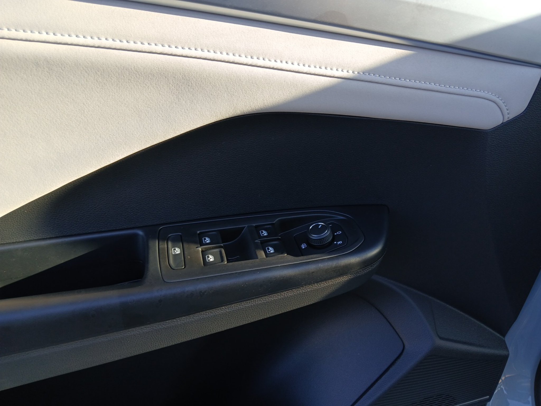 New 2027 Volkswagen Taos SE FWD image 10
