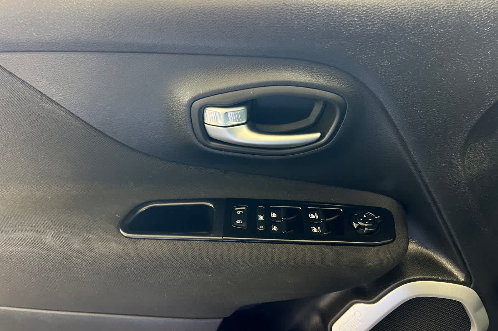 Used 2020 Jeep Renegade Latitude w/ UConnect 8.4 Nav Group AWD/4WD image 13