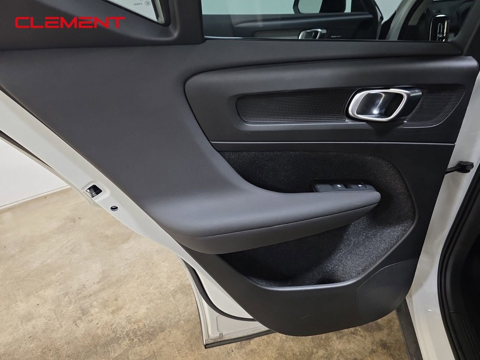 Used 2023 Volvo XC40 B5 Ultimate image 28