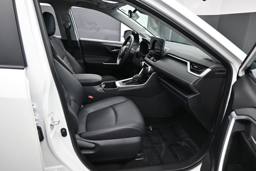 Used 2025 Toyota RAV4 XLE Premium FWD image 39