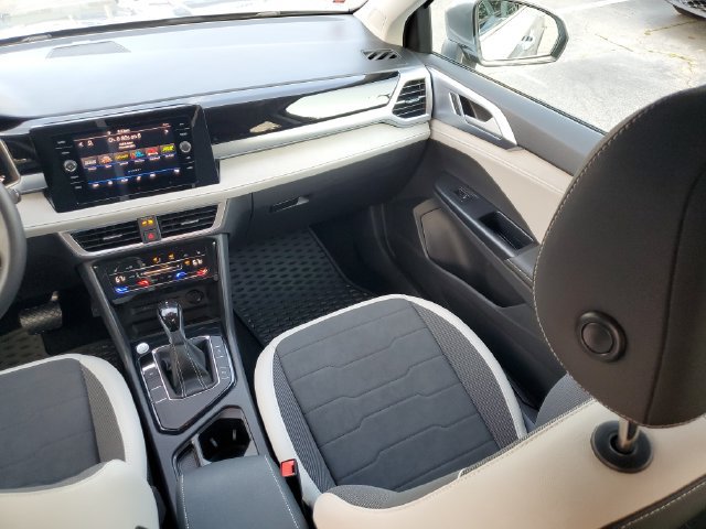 Certified 2025 Volkswagen Taos SE w/ Black Wheel Package FWD image 9