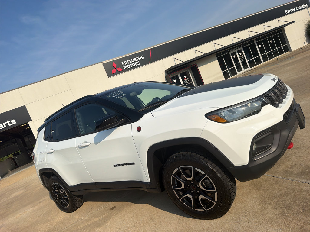 Used 2025 Jeep Compass Trailhawk AWD/4WD image 2