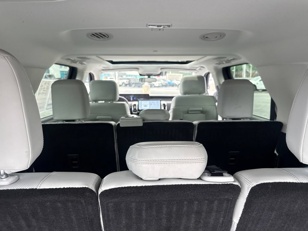 Used 2025 Ford Expedition Max Platinum w/ Platinum Ultimate Package AWD/4WD image 16