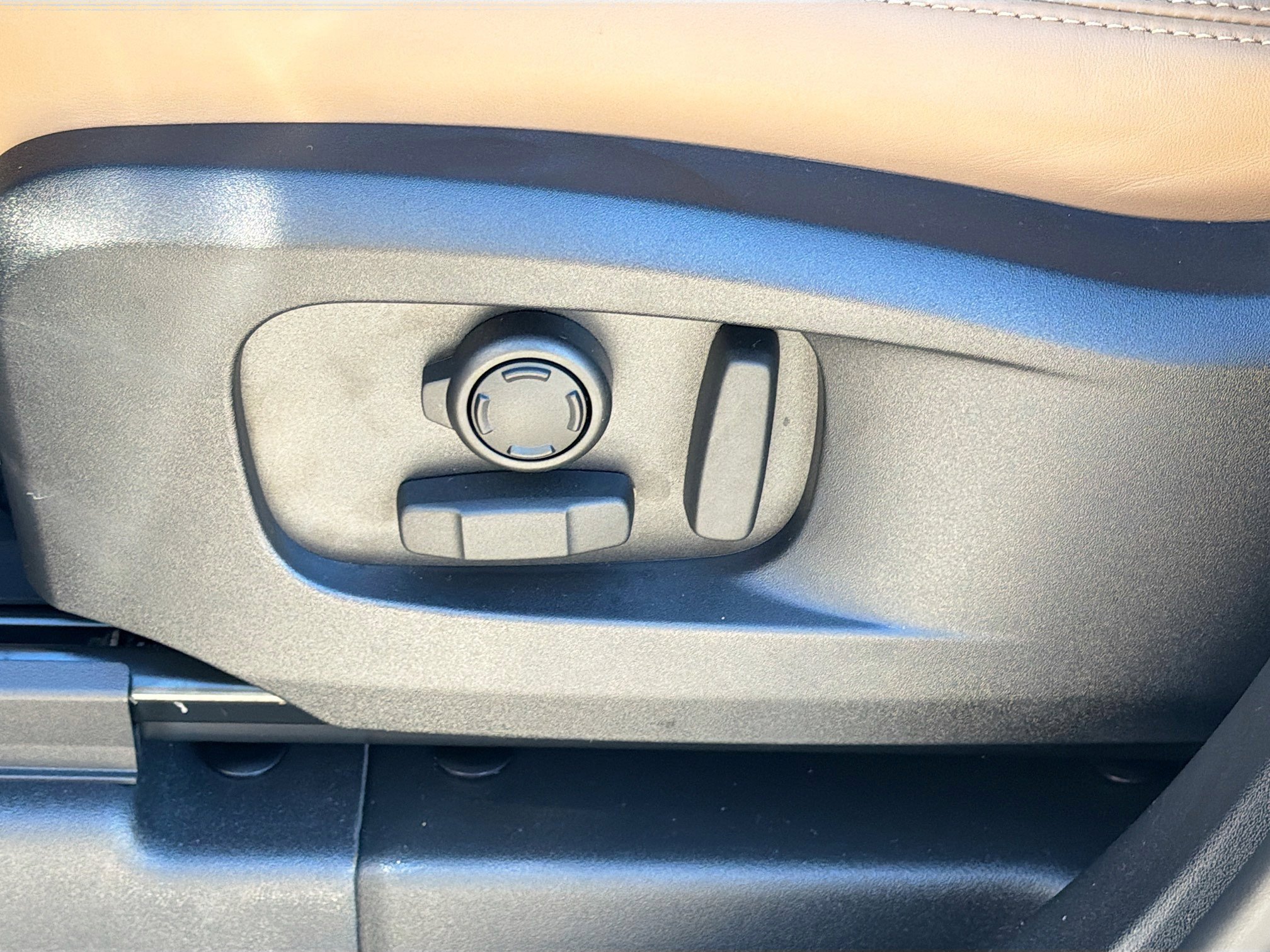 New 2026 Land Rover Defender 110 X-Dynamic SE image 23