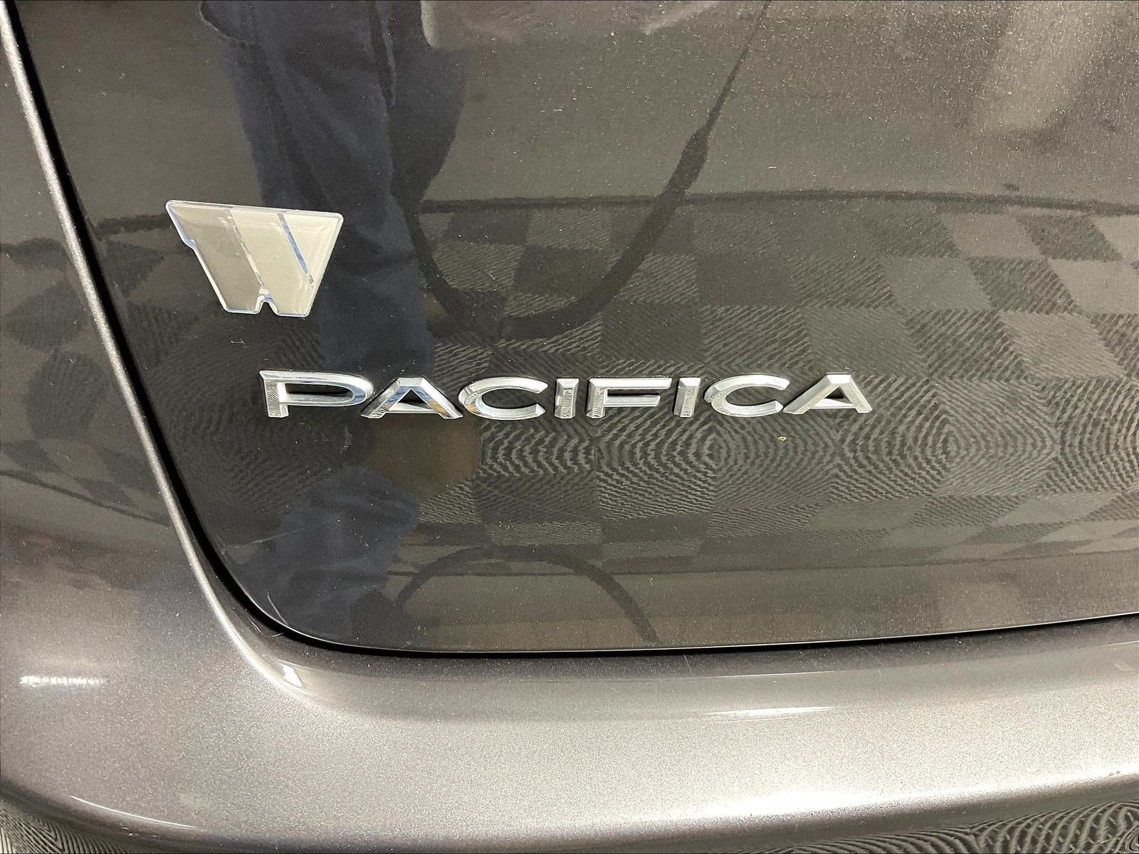 Used 2018 Chrysler Pacifica Touring-L Plus FWD image 24
