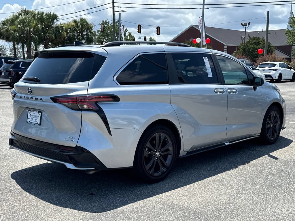 Used 2023 Toyota Sienna XSE FWD image 3