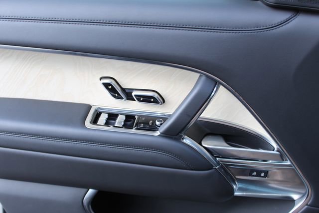 Used 2025 Land Rover Range Rover SV image 21