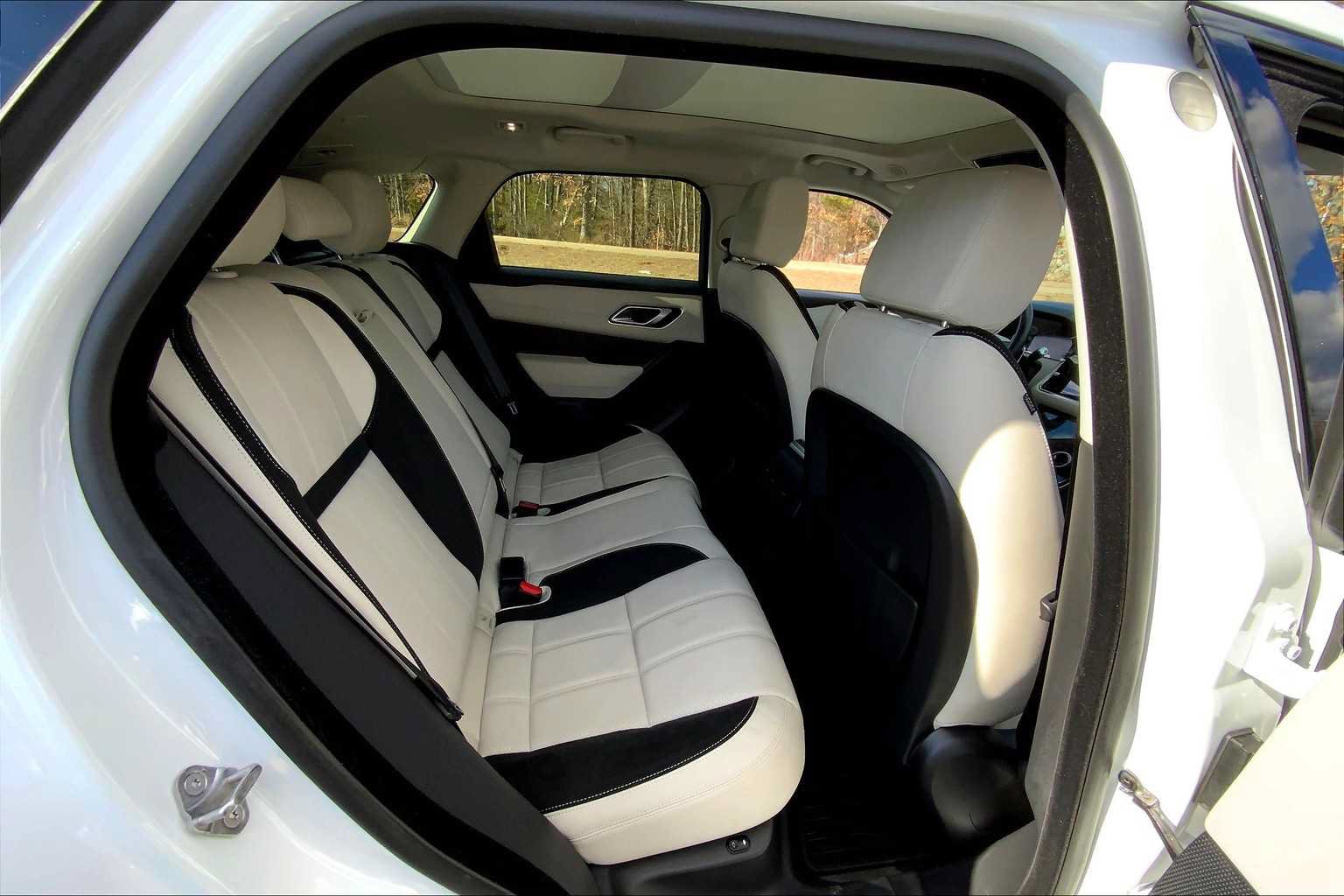Certified 2022 Land Rover Range Rover Velar R-Dynamic S AWD/4WD image 19