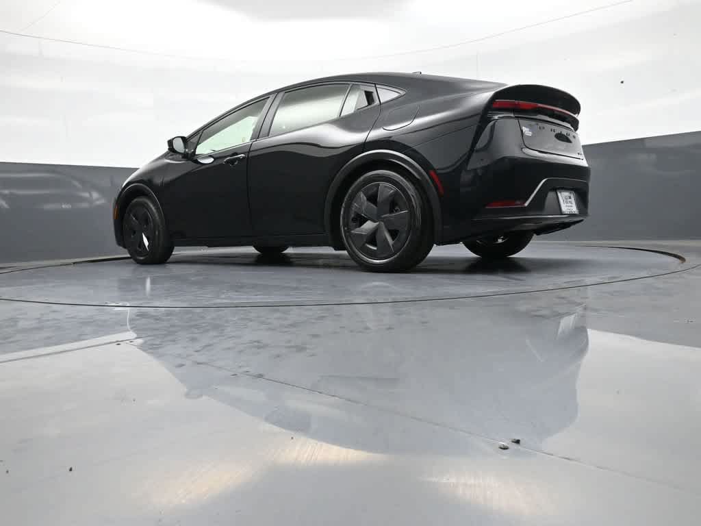 Certified 2025 Toyota Prius LE FWD image 32