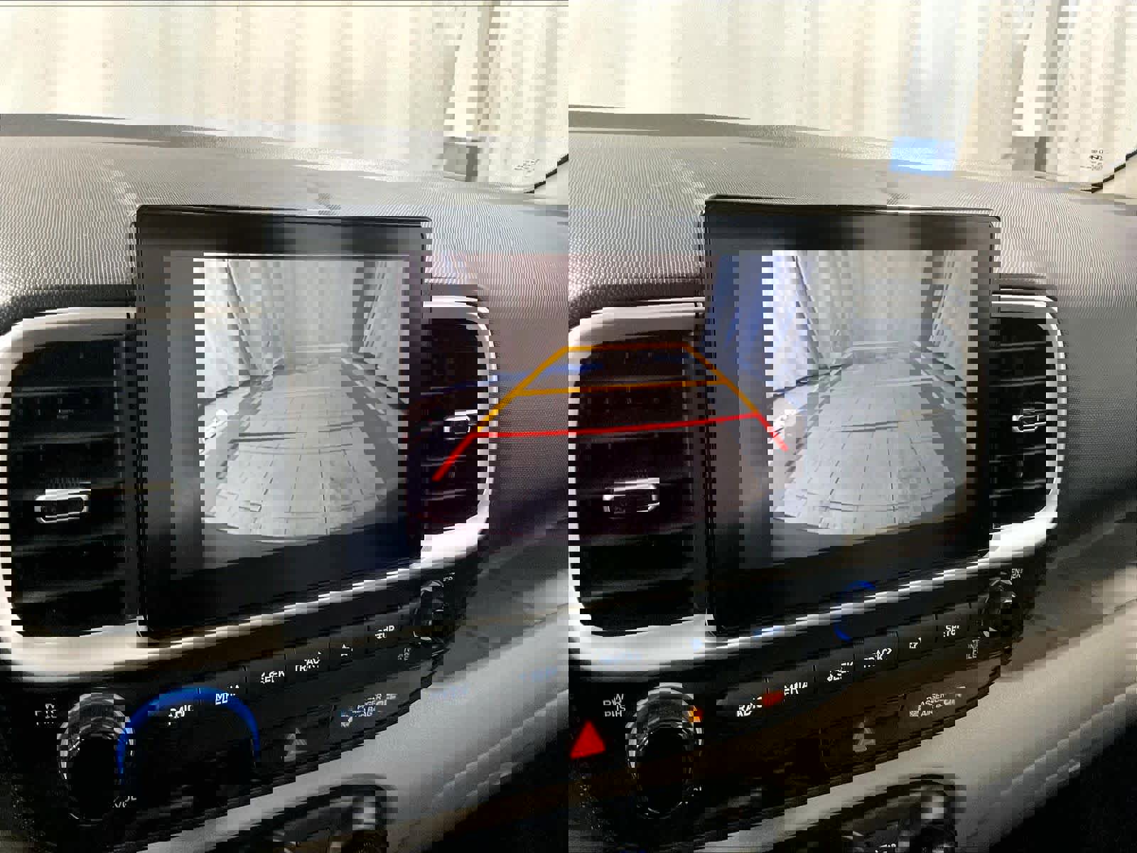 Used 2023 Hyundai Venue SEL image 19