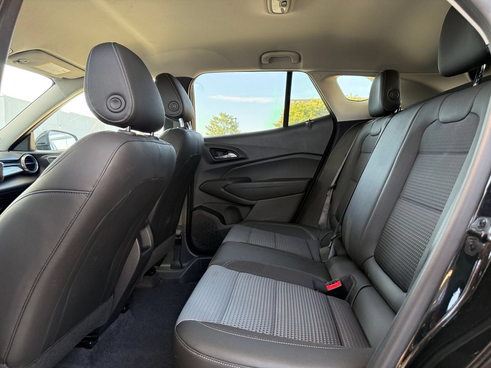 Used 2025 Chevrolet Trax LT w/ LT Convenience Package FWD image 25