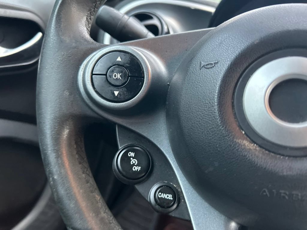 Used 2016 smart fortwo passion RWD image 19