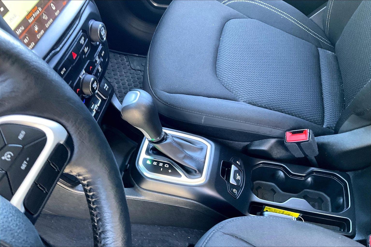 Used 2023 Jeep Renegade Latitude w/ Premium Group AWD/4WD image 14