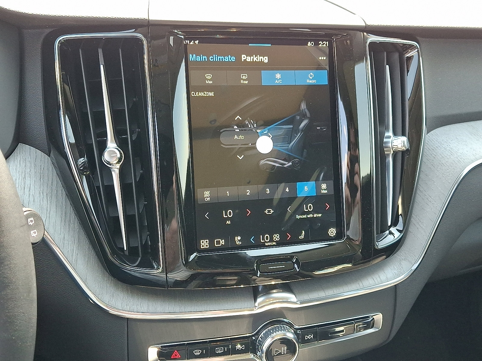 Certified 2025 Volvo XC60 T8 Plus w/ Protection Package Premier image 11