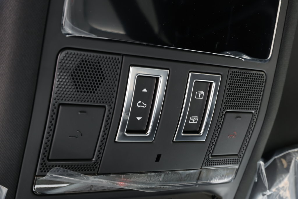 New 2026 Land Rover Defender 110 X-Dynamic SE AWD/4WD image 31