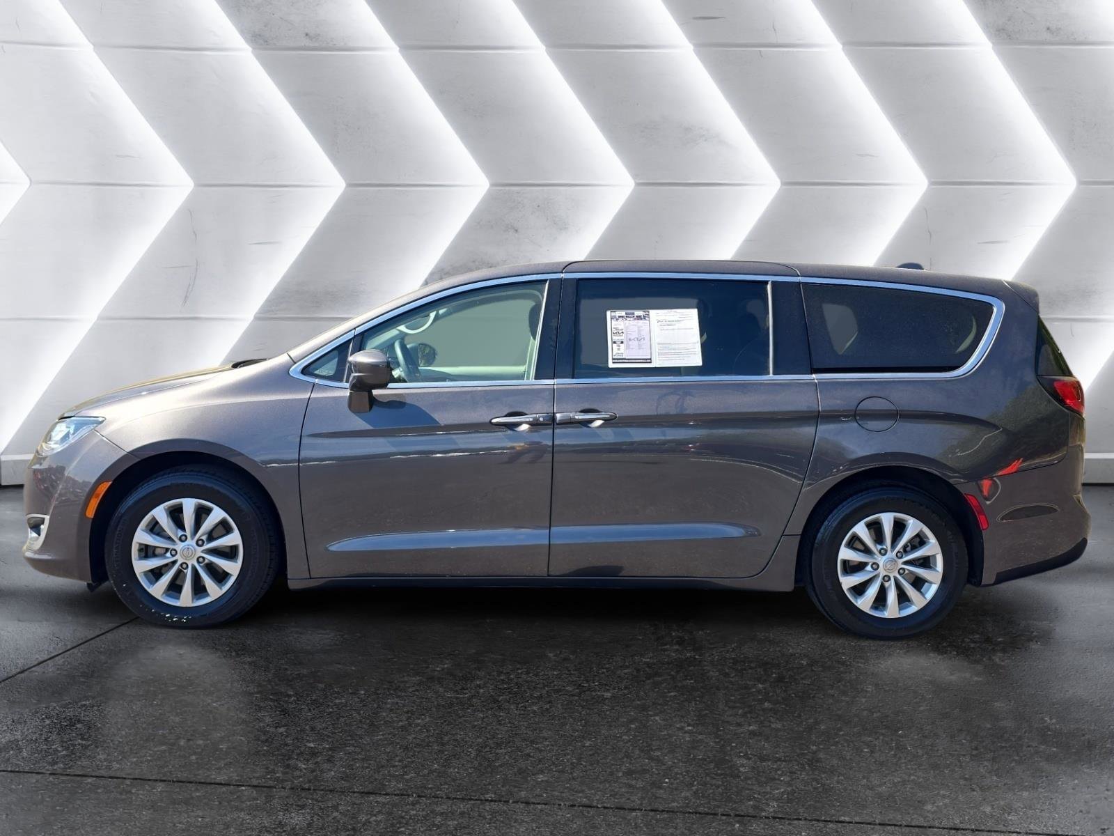 Used 2018 Chrysler Pacifica Touring Plus image 2