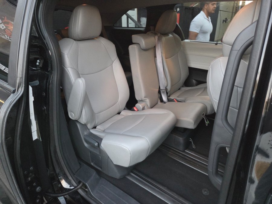 Used 2025 Toyota Sienna XLE FWD image 13