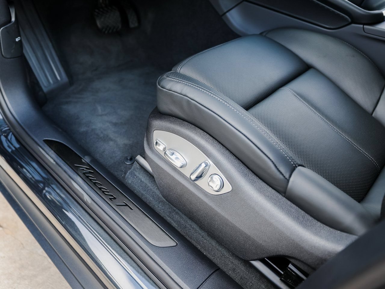 Certified 2026 Porsche Macan Turbo AWD/4WD image 14
