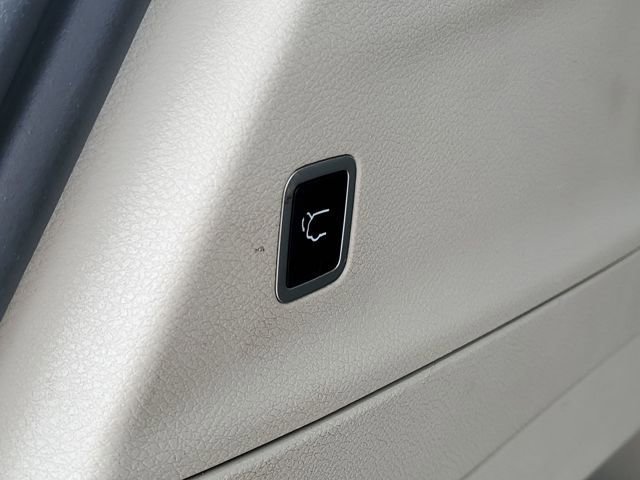 Used 2024 Chrysler Pacifica Touring-L image 32