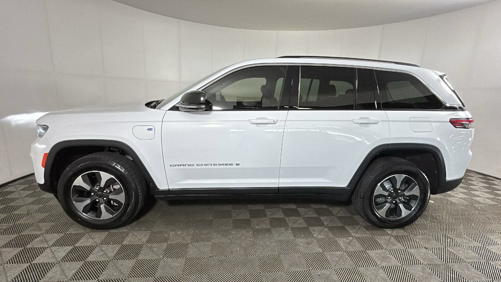 Used 2022 Jeep Grand Cherokee Limited 4xe w/ Luxury Tech Group II AWD/4WD image 7