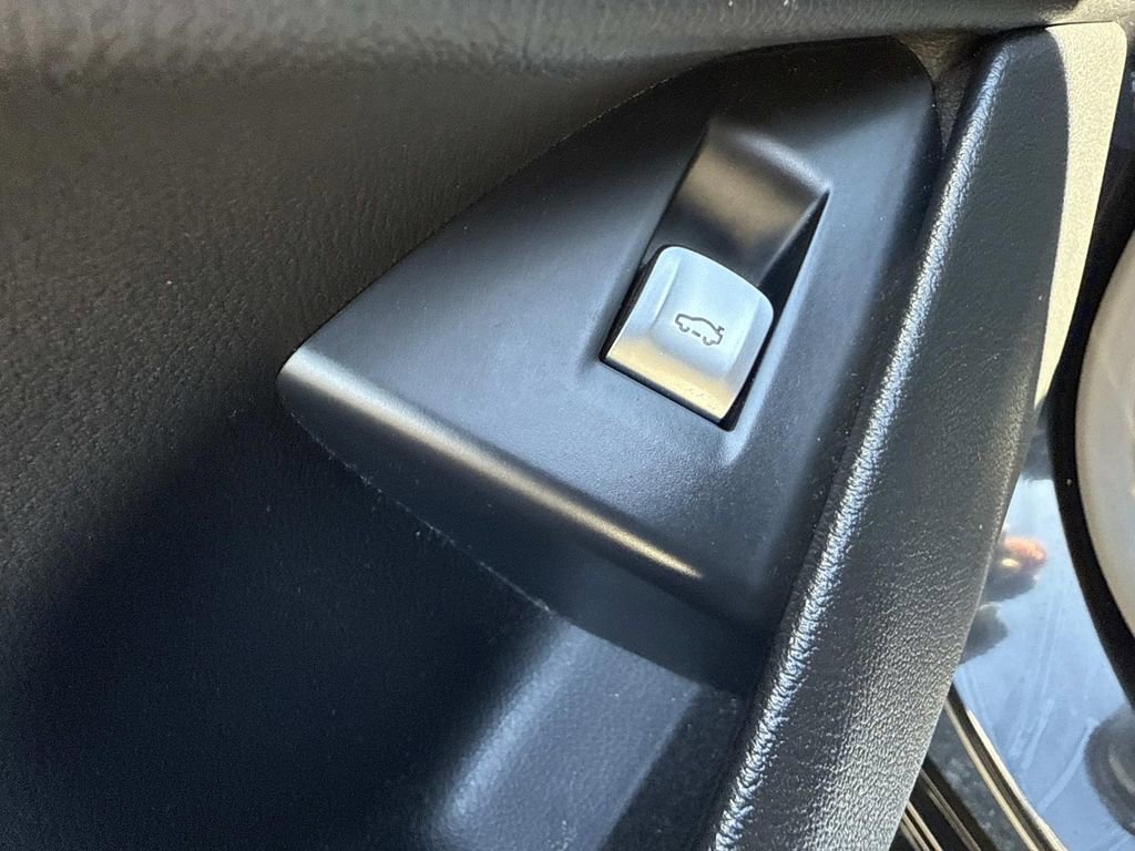 Used 2022 BMW 750i xDrive w/ Executive Package image 24