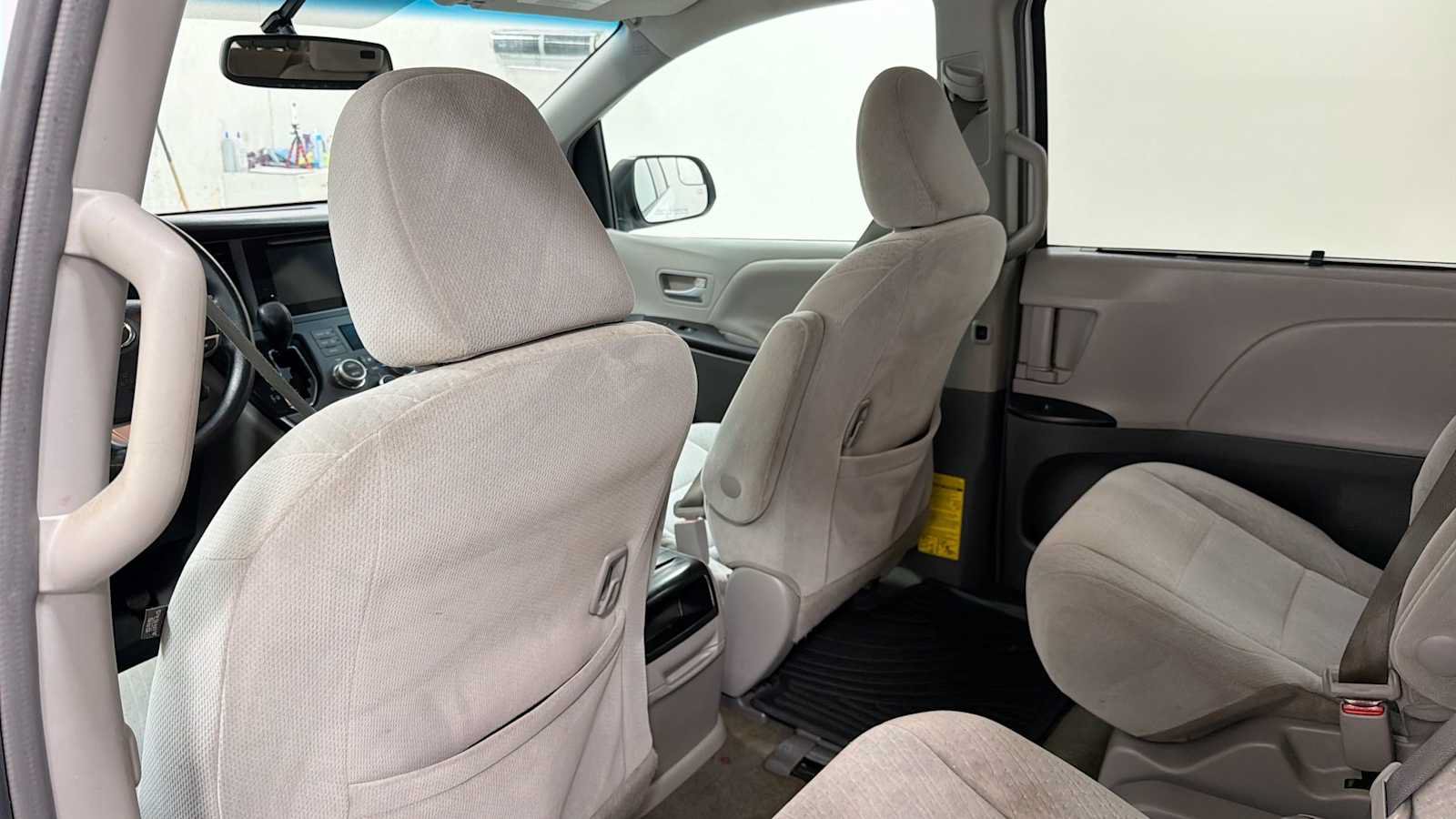 Used 2015 Toyota Sienna LE FWD image 25